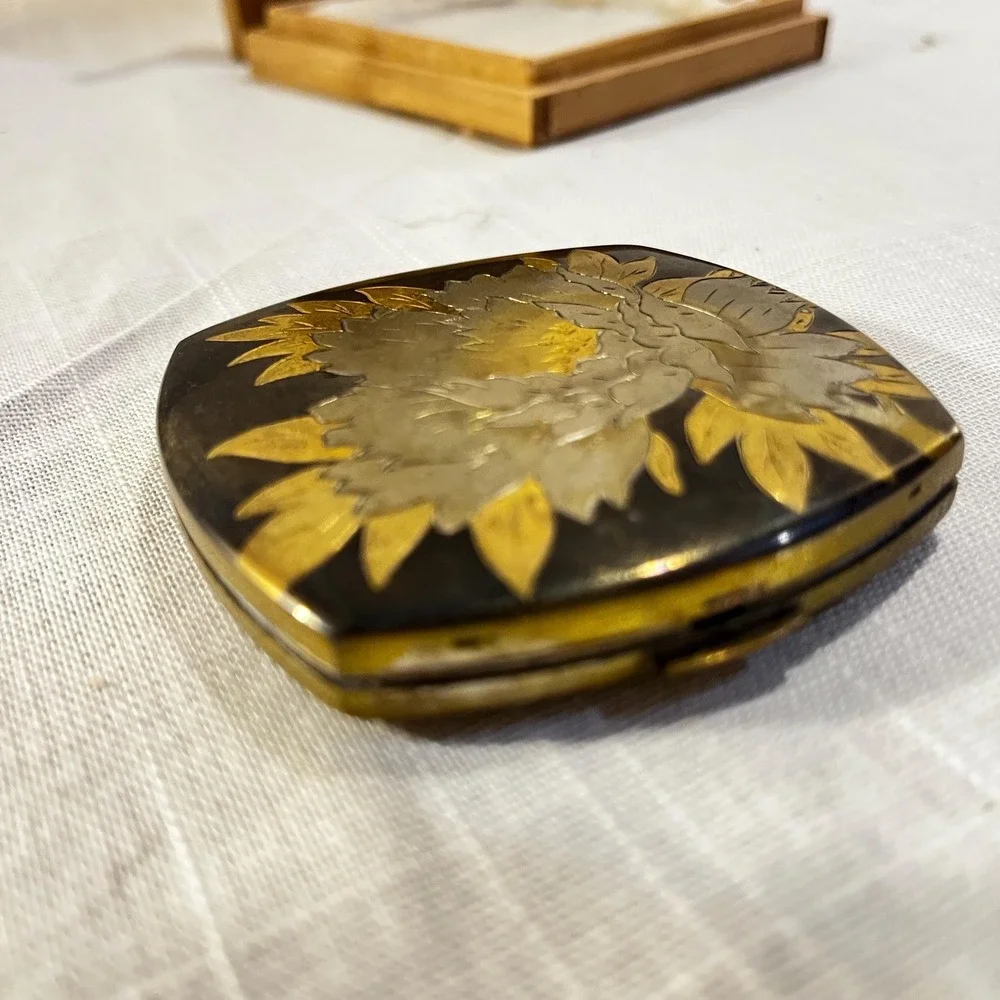 Vintage Japanese Powder Compact - Maki-e Peony Design with Original Wooden Box